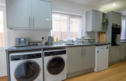 Heartland House, 7 Spacious Bedrooms Sleeps 4 plus, near NEC, JLR,BHX - Foto 14