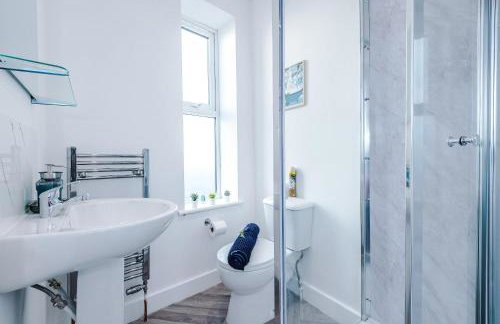 Modern 6 Bed House with Ensuites by 53 Degrees Property, Perfect for Business and Groups - Foto 11