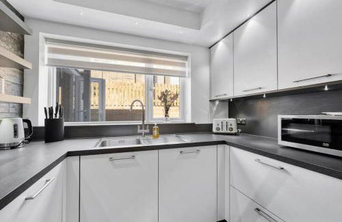 Minutes from the port of Dover, free WiFi, free offroad private parking and rated a guest favourite on Air b nb! - Foto 9