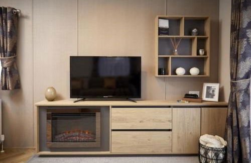 Elegant 2 Bed 1 and Half Bath Caravan in Holiday Resort Village - Photo 17