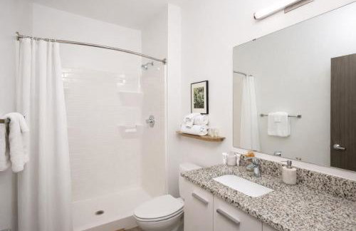 Walker's Point Apt with Gym and Balcony - Foto 9