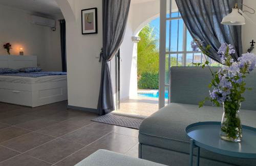 Villa with a big garden and heated pool - Photo 31