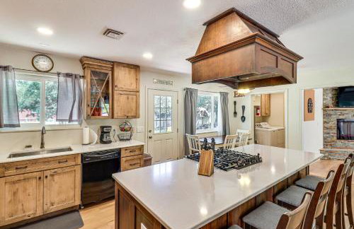 Near Woodland Lake Park Home with Fire Pit! - Foto 6