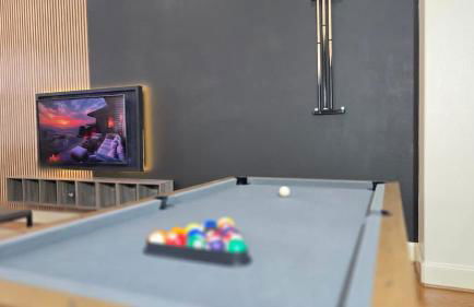 Game & Soak Retreat 3BR Private Jacuzzi Pool Table - Foto 31