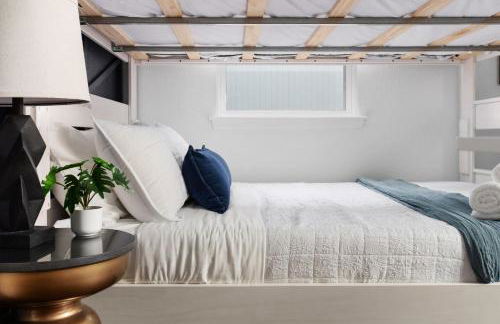 Posh & Serene 2BR w Private Patio - Foto 16