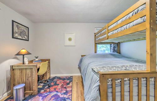 Granby Getaway in the Woods with Spacious Yard! - Foto 16