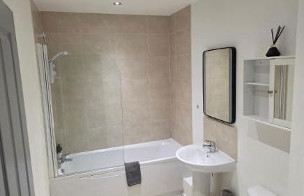 4 Bedroom Home Tameside Greater Manchester Sleeps 8 - Foto 1