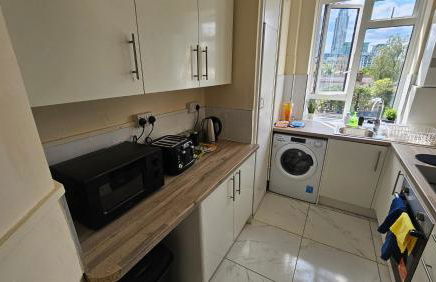 Vauxhall Central - Spacious 3-Bed Serviced Apartment- Balcony-Free Parking - Lift - Sleeps 7 - Foto 17