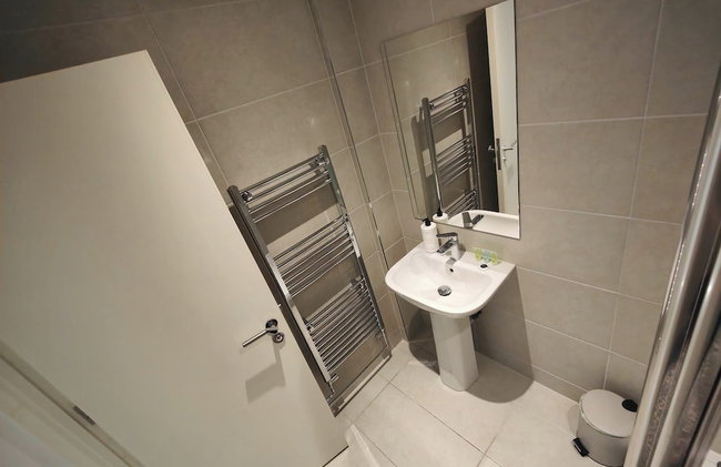 Luxurious 3 bed Ensuites & kitchenettes Nr LGI Hospital & Uni - Free 5G WIFI & Netflix Short Stays - Contractors Free Parking - Foto 28