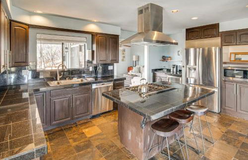 5 Mi to Area Attractions Home with Indoor Hot Tub - Foto 8