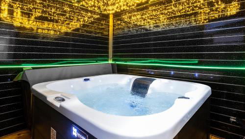 Luxury Cozy 2 bed house hot tub family friendly business traveler family of 4 - 6 with parking close to Birmingham city centre , M6 , Aston univerity , Great Barr Birmingham - Foto 2