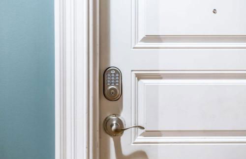 100 Year-Old Historic Brick 2BR Loft & Large Patio & Hammocks & High Ceiling - Foto 134