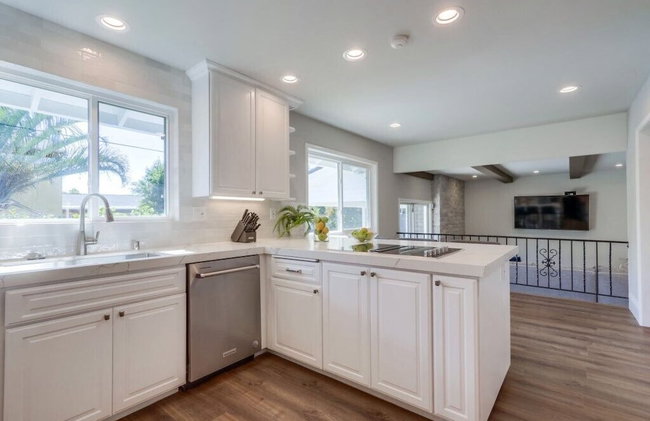 Gorgeous Upgraded 5 Bedroom & 3 Bath Home with pool - Foto 35