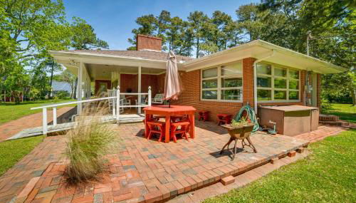 Fifties Beaufort Home with Patio, On Newport River! - Foto 1