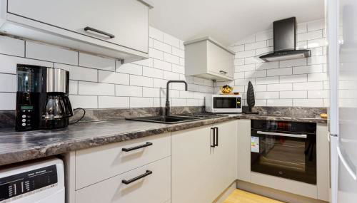 Ashton Getaway Sleeps 14 Free Parking - Foto 5, stove, toaster