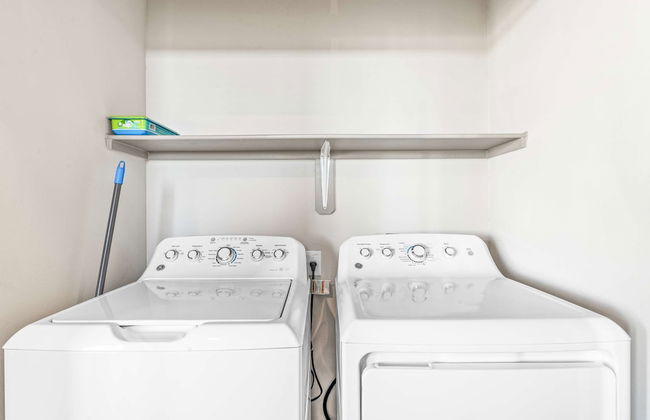 Homey 2BR Suite Close to Downtown w Fast Wifi - Foto 5