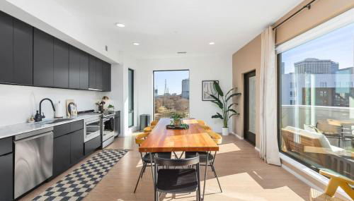 Penthouse Condo on River with Garage and Patio, Walk Downtown - Foto 2