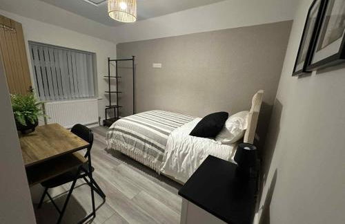 Brain Properties Limited - Contractor and Leisure Stay 4 Bedroom all ensuite house with Parking - Photo 18