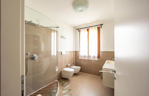 Beautiful Villa With Garden and Private Parking! - Foto 31