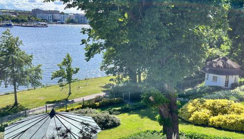 Beste Lage mit Warnowblick - großer Balkon, zwei Schlafzimmer, Aufzug, Stellplatz - Foto 5
