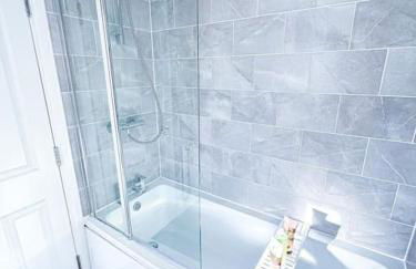 City Centre 3 Bedroom House Sleep upto 9 Guests with Garden and Parking - Foto 69