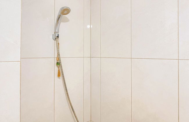 Homey and Simply Studio Apartment at The Nest Puri - Foto 14