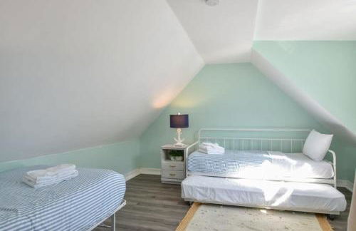 Antique Dennis getaway with firepit & EV charger Dog friendly - Foto 25