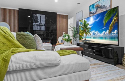 Entire Private Home with 4 Bedrooms 2 Bathrooms, Hot Tub, King Bed, 80 TV, Gated Yard, Ranch Style, Available Now - Foto 23