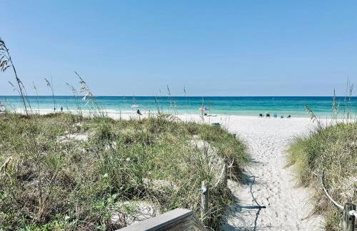 Sea Salt Vacation Home, Private Pool - Walk to Beach - Foto 44