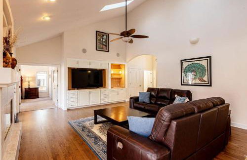 Luxurious 4BR Retreat - Pool Table & Chic Amenities - Photo 10