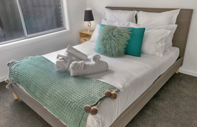 Sleek Stylish Modern Close to Airport - Foto 6