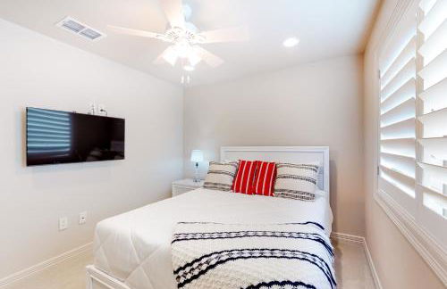 Lakefront home with hot tub, dock, kayaks, central AC, & great lake views - Foto 21