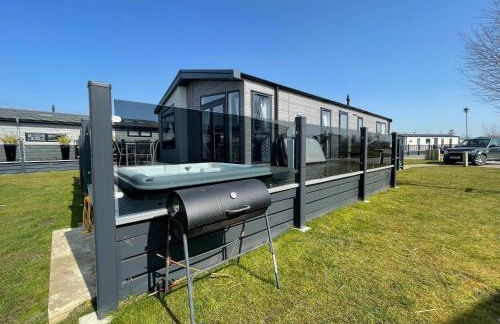 Indulgence Lakeside Lodge i3 with hot tub, private fishing peg situated at Tattershall Lakes Country Park - Foto 34
