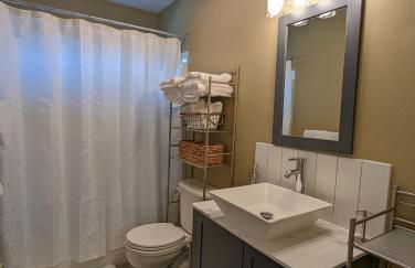 Contemporary 2-Bedroom Close to Downtown, Dining - Photo 17