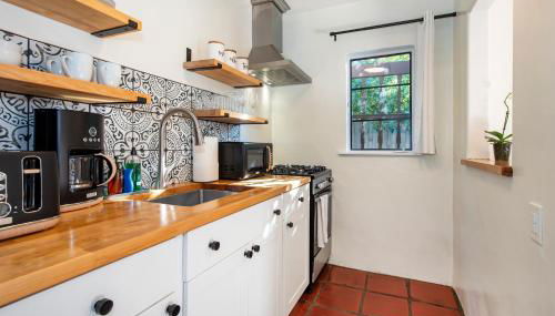 Casa Blanca Suite A1 - New, Private, Cozy! - Foto 4, stove, minibar