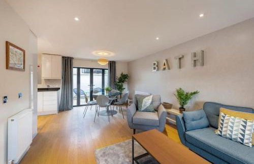 Fantastic 3-bed house with parking - Photo 3