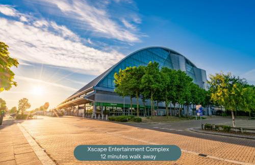 Penthouse Apartment - City Centre - Secure Parking, Balcony, Self-Check-In, Fast Wifi and Smart TV with Netflix by Yoko Property - Photo 42