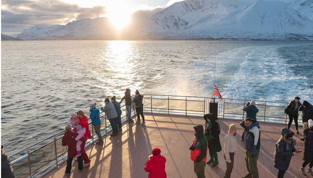 Desfrutando da vista para o mar do norte da Noruega