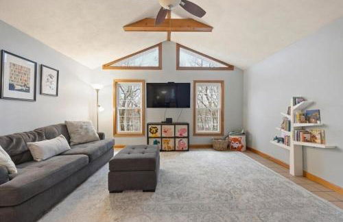 Elegant New England Home with Private Pool - Foto 5