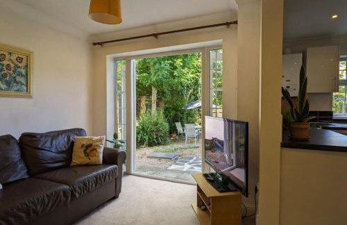 Luxurious & Sunny Garden Flat near Pinner Station - Foto 1