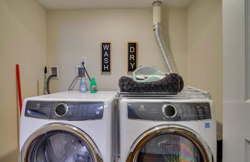 Lakefront Pocono Retreat with Hot Tub and Movie Hub - Foto 28