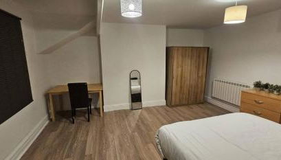 Spacious Two Bedroom Flat with Dedicated Workspace in Worsley - Foto 5