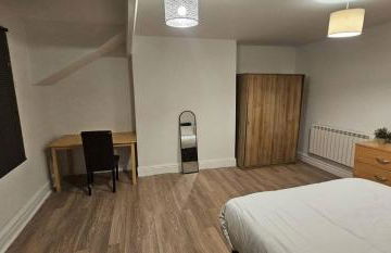 Spacious Two Bedroom Flat with Dedicated Workspace in Worsley - Foto 5