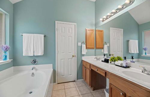 Relaxing 3BR 2BA Oasis - Hot Tub & 5 Beds! - Foto 11