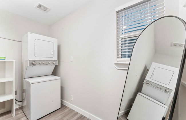 Chic West Downtown Studio w Washer Dryer - Foto 24