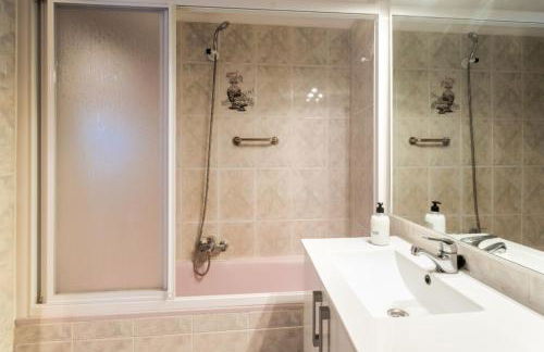 Beachside Apartment with Beautiful Sea Views - Photo 13