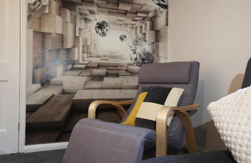 Highfield House by N and N Stays, Perfect for Contractor and Corporate Stays 2 Bed House with Free on street Parking - Photo 3