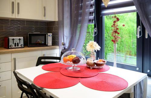 Located in the peaceful NG8 Wollaton , Perfect for Business Trips & Family Holidays or working proffesionals-long term deals, M1 Nearby , Free Parking , Private Garden , 500Mb Wi-Fi , Netflix - Foto 39