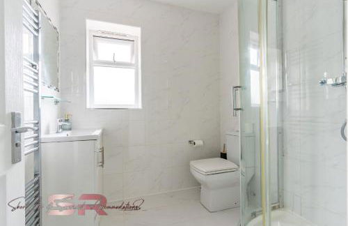 4-BR Hayes Home, Guests 8 - Ideal for Long term stays, Fast unlimited Wi-Fi - Foto 43