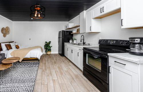 Mins to Beach - Studio Home- Walk to Downtown - Free Parking - Foto 13